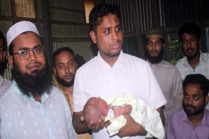 আন্দোলনে নিহত ১১ জনের বাড়িতে গেলেন হাসনাত আবদুল্লাহ