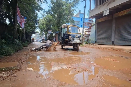 সংস্কারের অভাবে খানাখন্দে ভরা বরগুনার ৪৭৭ কিলোমিটার সড়ক