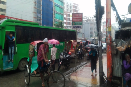 ঢাকায় ঝরছে আশ্বিনের বৃষ্টি, পথে পথে ভোগান্তি
