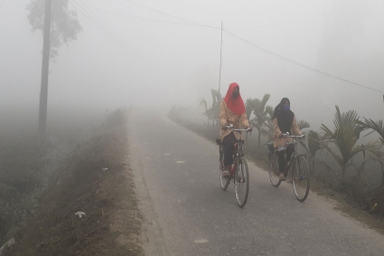 হেমন্তের বিদায়লগ্নে উত্তরের জনপদে জেঁকে বসছে শীত