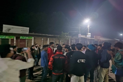 ইসকনের হামলায় আইনজীবী হত্যার প্রতিবাদে কুবিতে বিক্ষোভ 