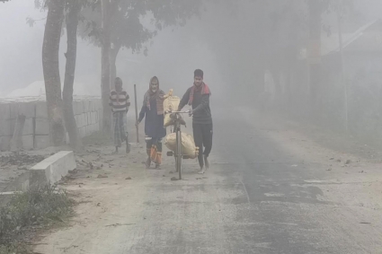 কুয়াশার চাদরে মোড়া কুড়িগ্রাম, বিপাকে খেটে খাওয়া মানুষ