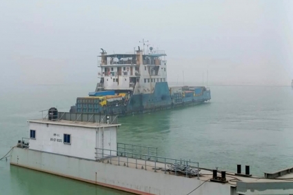 ৫ ঘণ্টা বন্ধ থাকার পর দৌলতদিয়া-পাটুরিয়া নৌরুটে ফেরি চলাচল শুরু