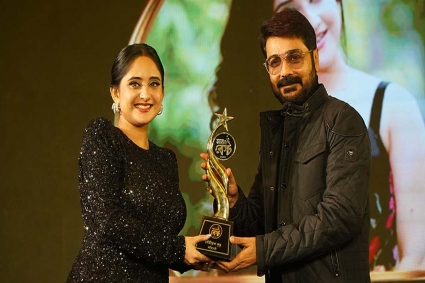 প্রসেনজিতের হাত থেকে পুরস্কার পেয়ে যা বললেন সৌমিতৃষা