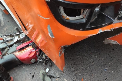 খাবার খেতে মোটরসাইকেলে বাড়ি ফেরার পথে প্রাণ গেল তরুণের