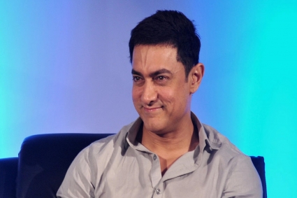 নায়িকাকে চুম্বন দৃশ্যে ভয়, কাছে আসতেই কাঁপতে শুরু করেন আমির!