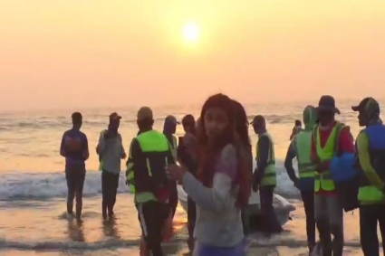 সৈকতে দাঁড়িয়ে বছরের শেষ সূর্যাস্ত দেখলেন পর্যটকরা