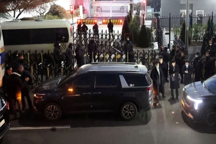 দ. কোরিয়ার প্রেসিডেন্ট ইউনকে গ্রেপ্তারে বাড়িতে হাজির তদন্তকারীরা