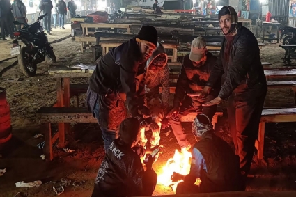 কনকনে শীতে বিপর্যস্ত উপকূলের জনজীবন 