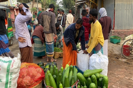 সূর্য ওঠার আগেই বিক্রি হয় লক্ষাধিক টাকার নিরাপদ সবজি