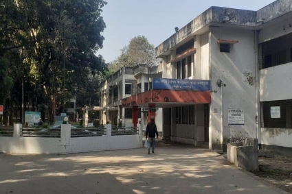  ২ লাখ মানুষের চিকিৎসায় ৪ জন ডাক্তার, সেবা দিচ্ছেন ফার্মাসিস্ট