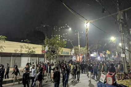 ফের ধাওয়া পাল্টা-ধাওয়া, সাউন্ড গ্রেনেড-টিয়ারগ্যাস নিক্ষেপ