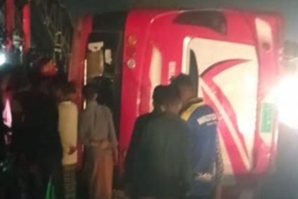 ঢাকা-চট্টগ্রাম মহাসড়কে বাস উল্টে নিহত ১, আহত ১৩