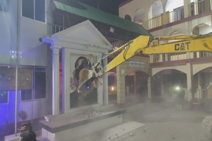 ভোলায় গুঁড়িয়ে দেওয়া হলো বঙ্গবন্ধুর ৩ ম্যুরাল