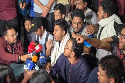 মধ্যরাতে মিন্টো রোডের মাথায় বসে পড়েছেন শিক্ষার্থীরা