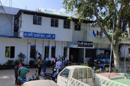 ফেনীতে সমন্বয়ক পরিচয়ে ঘরে ঢুকে তল্লাশি, গ্রামবাসীর হাতে আটক ৫