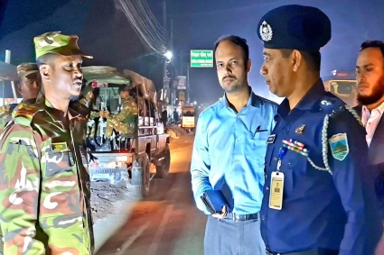 নিরাপত্তা জোরদার করতে নওগাঁয় যৌথ বাহিনীর টহল শুরু