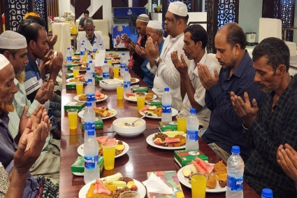 অভিজাত রেস্টুরেন্টে ছিন্নমূল মানুষকে ইফতার করালেন ছাত্রদল নেতা