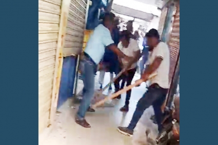  কিশোরগঞ্জে চাঁদাবাজির অভিযোগে যুবদল সভাপতিকে পিটুনি