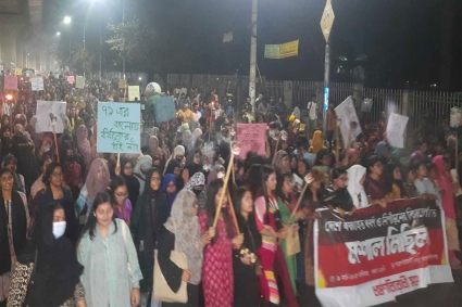 ধর্ষকদের শাস্তির দাবিতে ঢাবিতে মশাল মিছিল