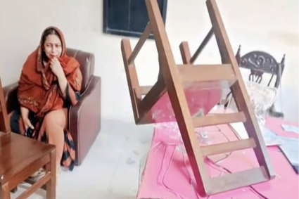 চট্টগ্রামে নারী কর্মকর্তাকে চেয়ার ছুড়ে মারলেন যুবদল নেতা