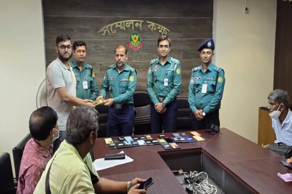 হারিয়ে যাওয়া ৩৪ মোবাইল উদ্ধার করে মালিকদের বুঝিয়ে দিলো পুলিশ