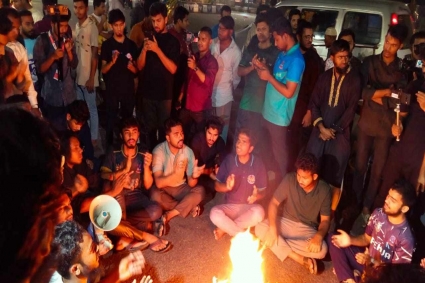 আওয়ামী লীগকে নিষিদ্ধের দাবিতে মধ্যরাতে ঢাবিতে বিক্ষোভ