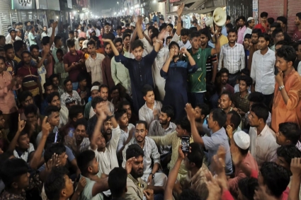 পথসভায় বিএনপির হামলার অভিযোগ, সড়কেই বসে পড়লেন হান্নান মাসউদ