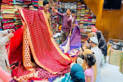 বন্যার ধকল কাটিয়ে জমজমাট ফেনীর ঈদবাজার