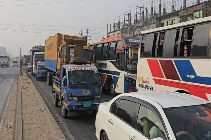 গাজীপুরের দুই মহাসড়কে নেমেছে যাত্রীদের ঢল