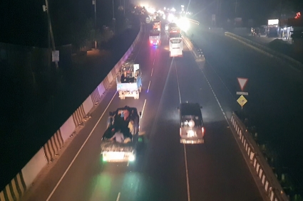 ঝুঁকি নিয়ে খোলা ট্রাক-পিকআপে ছুটছে ঘরমুখো মানুষ