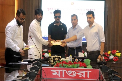 মাগুরায় জুলাই-আগস্টের আহতদের মাঝে ১৭ লাখ টাকার চেক বিতরণ
