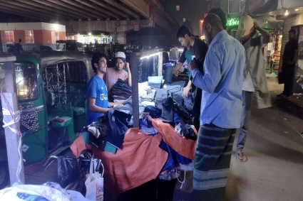 ঈদ উদযাপনে মধ্যরাতেও ফুটপাতের দোকানে ক্রেতাদের ভিড়