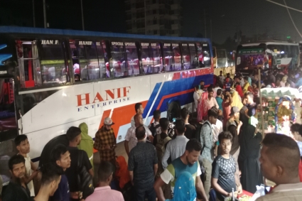 সাভারে যাত্রীদের উপচেপড়া ভিড়, অতিরিক্ত ভাড়া নেওয়ার অভিযোগ