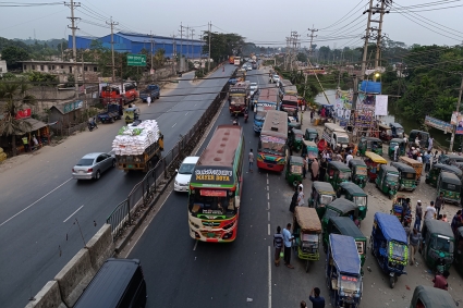 ঢাকা-চট্টগ্রাম মহাসড়কে গাড়ির চাপ থাকলেও নেই যানজট