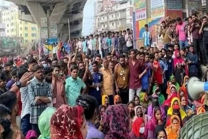 চট্টগ্রামে বকেয়া বেতনের দাবিতে শ্রমিকদের বিক্ষোভ