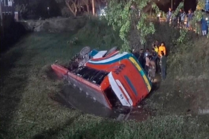 রাজশাহীতে দুটি বাস ও ট্রাকের সংঘর্ষে নিহত ২, আহত অন্তত ৩০