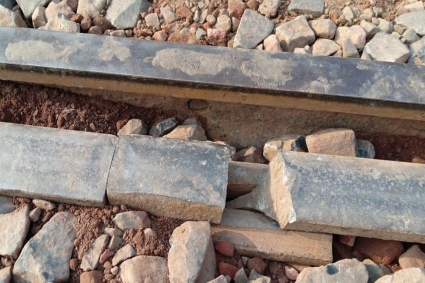 রাজশাহীতে ভাঙা রেললাইন দিয়ে ট্রেন চলাচল