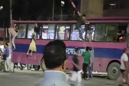 মগবাজার রেললাইনে বাস, অল্পে রক্ষা পেলেন অর্ধশতাধিক যাত্রী