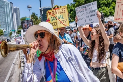 কমছে জনপ্রিয়তা যুক্তরাষ্ট্রজুড়ে ট্রাম্পের বিরুদ্ধে হাজারো জনতার বিক্ষোভ