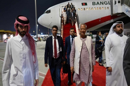 কাতারে পৌঁছেছেন ড. ইউনূস, পেলেন লালগালিচা সংবর্ধনা