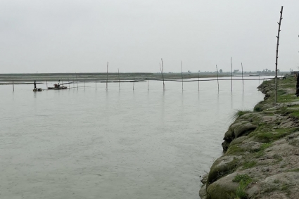 তীর রক্ষা বাঁধ ঘেঁষে তোলা হচ্ছে বালু