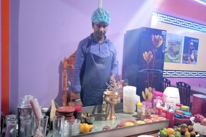 ২০০ প্রকারের চা পাওয়া যায় আলমগীরের পোড়া মাটির চায়ের আড্ডায় 