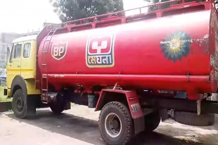 ১৫ হাজার চোরাই তেলসহ একটি লরি ও দুটি ট্রলার জব্দ