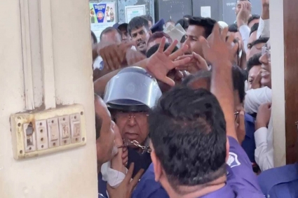 নারায়ণগঞ্জে আদালত চত্বরে সাবেক মন্ত্রী আনিসুল হককে থাপ্পড়