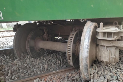 রাজশাহী রেলওয়ে স্টেশনে ট্রেনের বগি লাইনচ্যুত