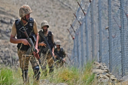 রাতের আঁধারে ভারত-পাকিস্তানের সেনাদের মধ্যে ব্যাপক গোলাগুলি