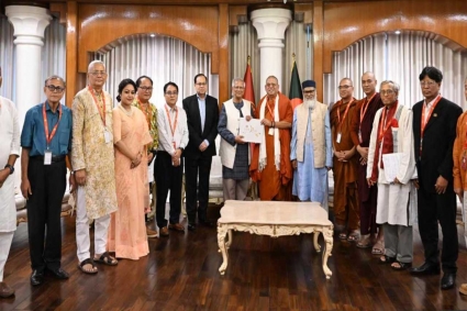 ড. ইউনূসের সঙ্গে বৌদ্ধ ধর্মীয় কল্যাণ ট্রাস্টের শুভেচ্ছা বিনিময়