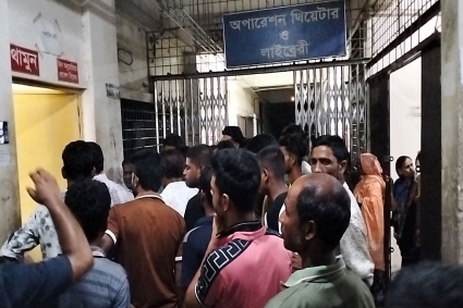 পরকীয়ার জেরে স্ত্রীকে কুপিয়ে হত্যা, দুই মেয়েকে হত্যাচেষ্টা