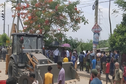 বাগেরহাটে মহাসড়কের পাশে গড়ে ওঠা অবৈধ স্থাপনা উচ্ছেদ